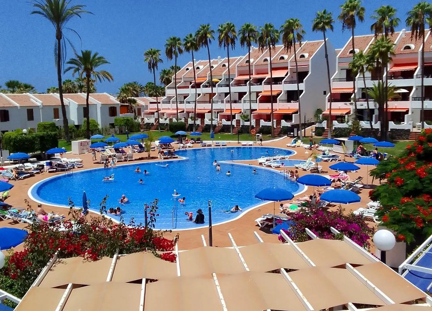 Beachside Oasis: 2-Bedroom Apartment with Pool & Wi-Fi Playa de las Americas  Playa de las Americas (Tenerife)