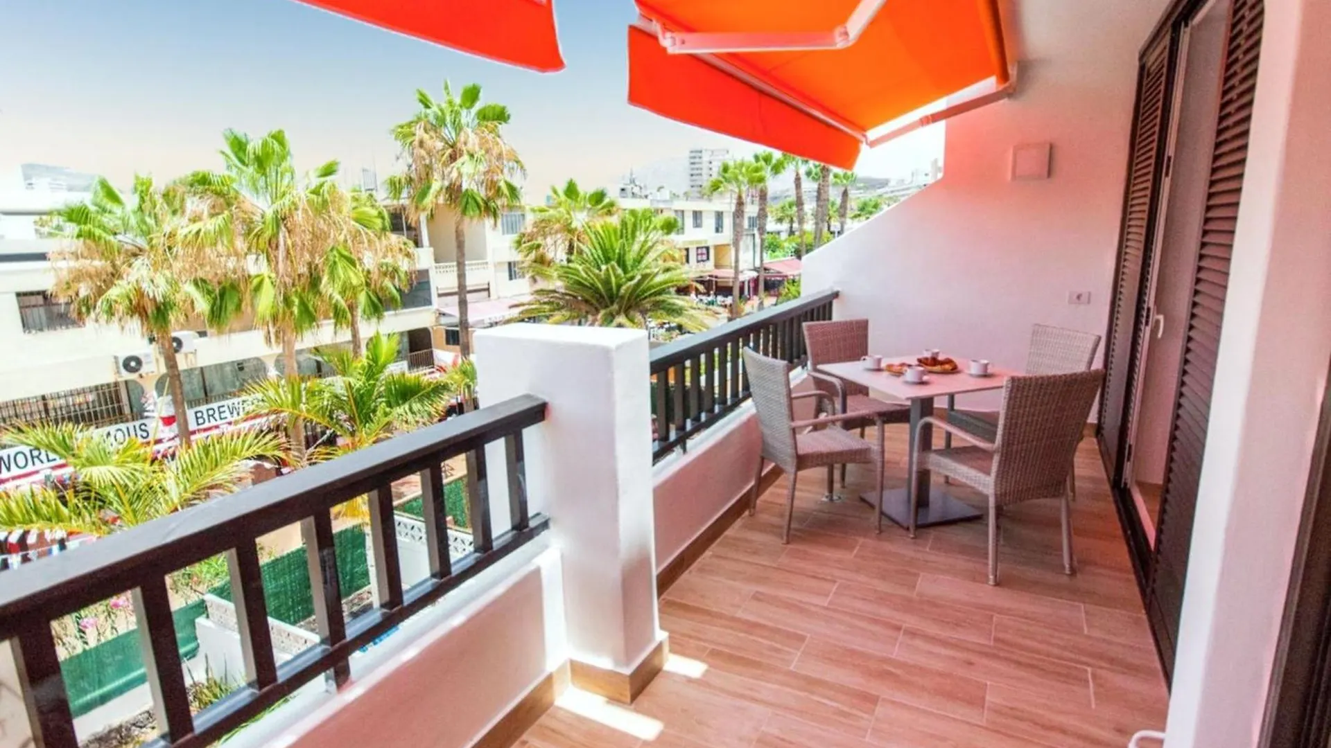 Beachside Oasis: 2-Bedroom Apartment with Pool & Wi-Fi Playa de las Americas