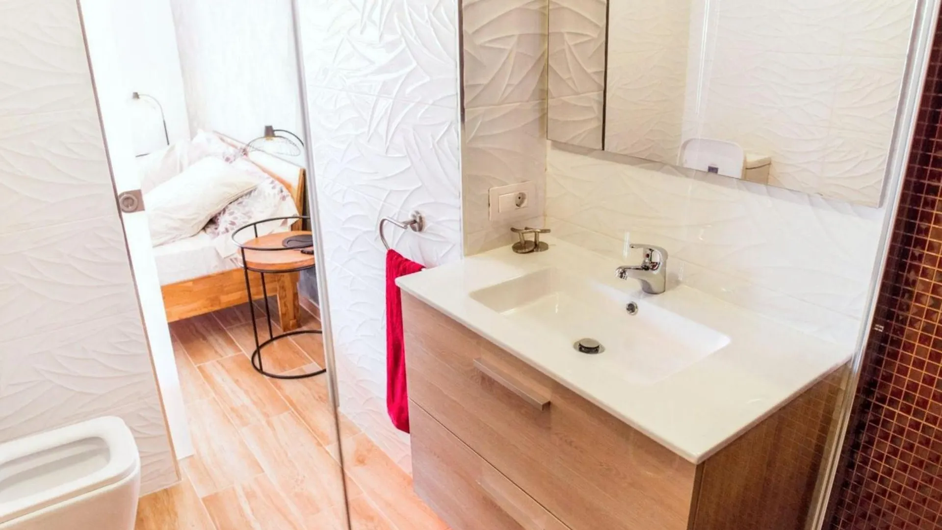 Beachside Oasis: 2-Bedroom Apartment with Pool & Wi-Fi Playa de las Americas