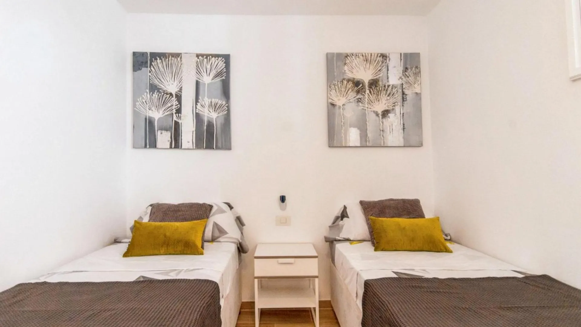 Beachside Oasis: 2-Bedroom Apartment with Pool & Wi-Fi Playa de las Americas  0*, Playa de las Americas (Tenerife)