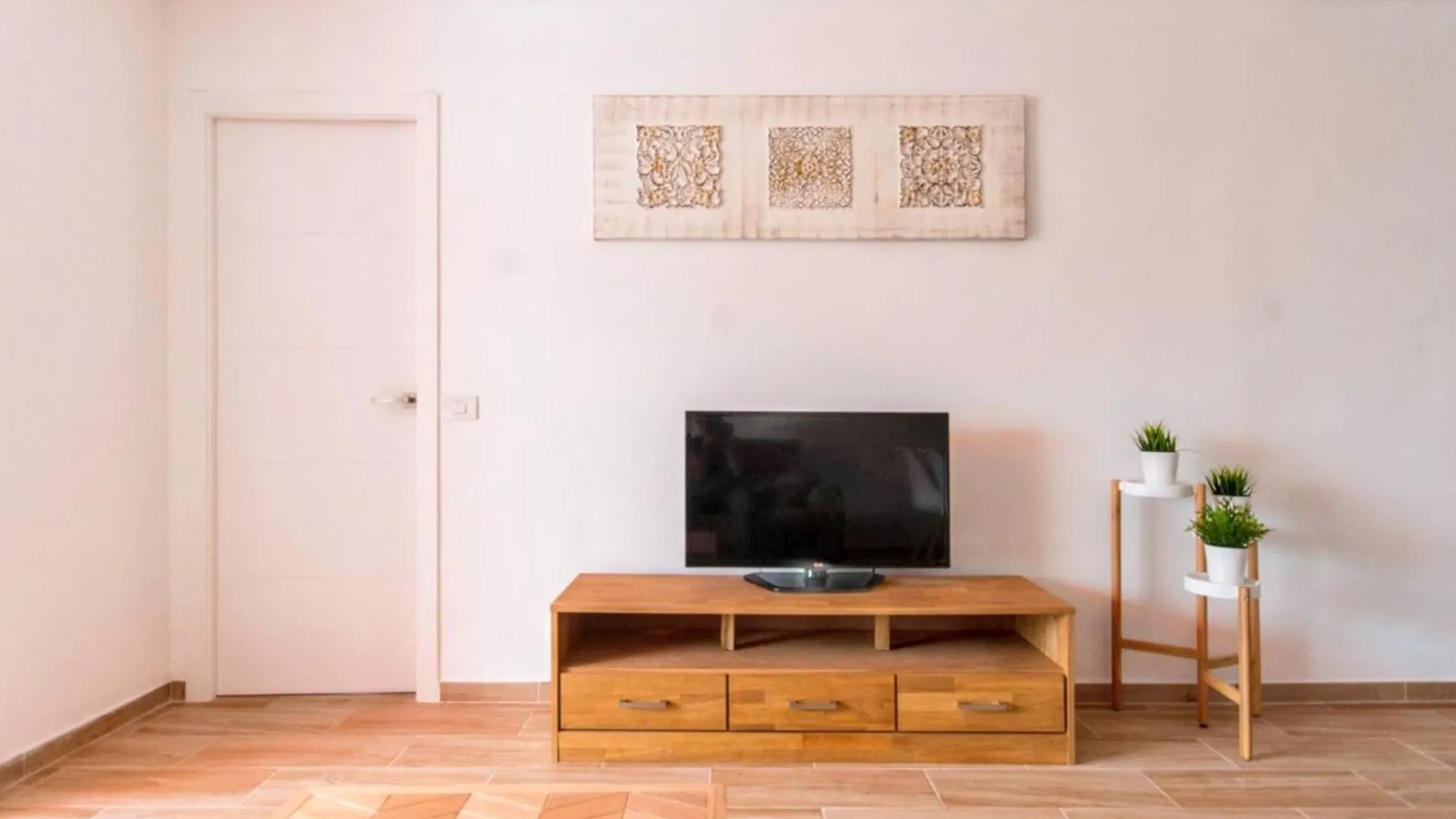 Beachside Oasis: 2-Bedroom Apartment with Pool & Wi-Fi Playa de las Americas  0*, Playa de las Americas (Tenerife) Spain