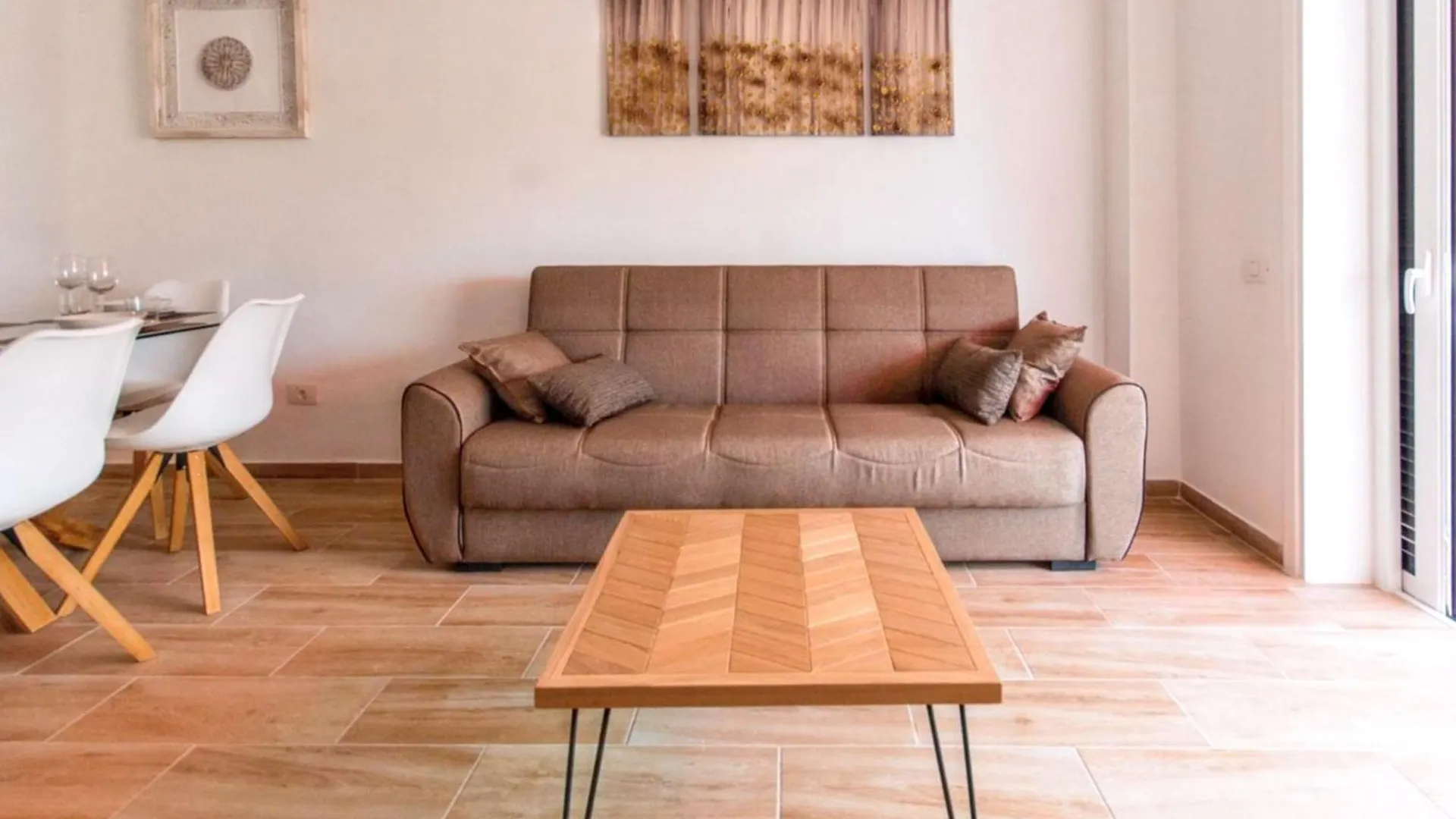 Beachside Oasis: 2-Bedroom Apartment with Pool & Wi-Fi Playa de las Americas