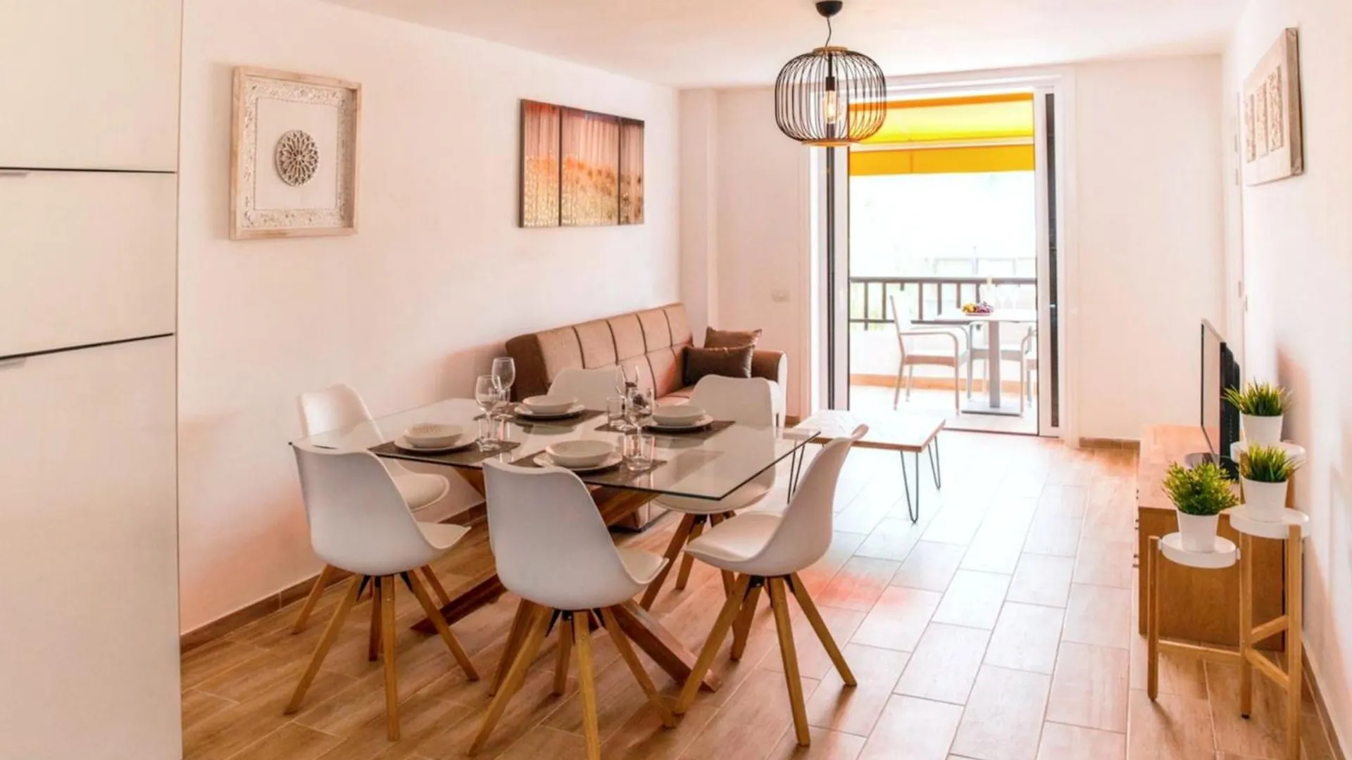 Beachside Oasis: 2-Bedroom Apartment with Pool & Wi-Fi Playa de las Americas