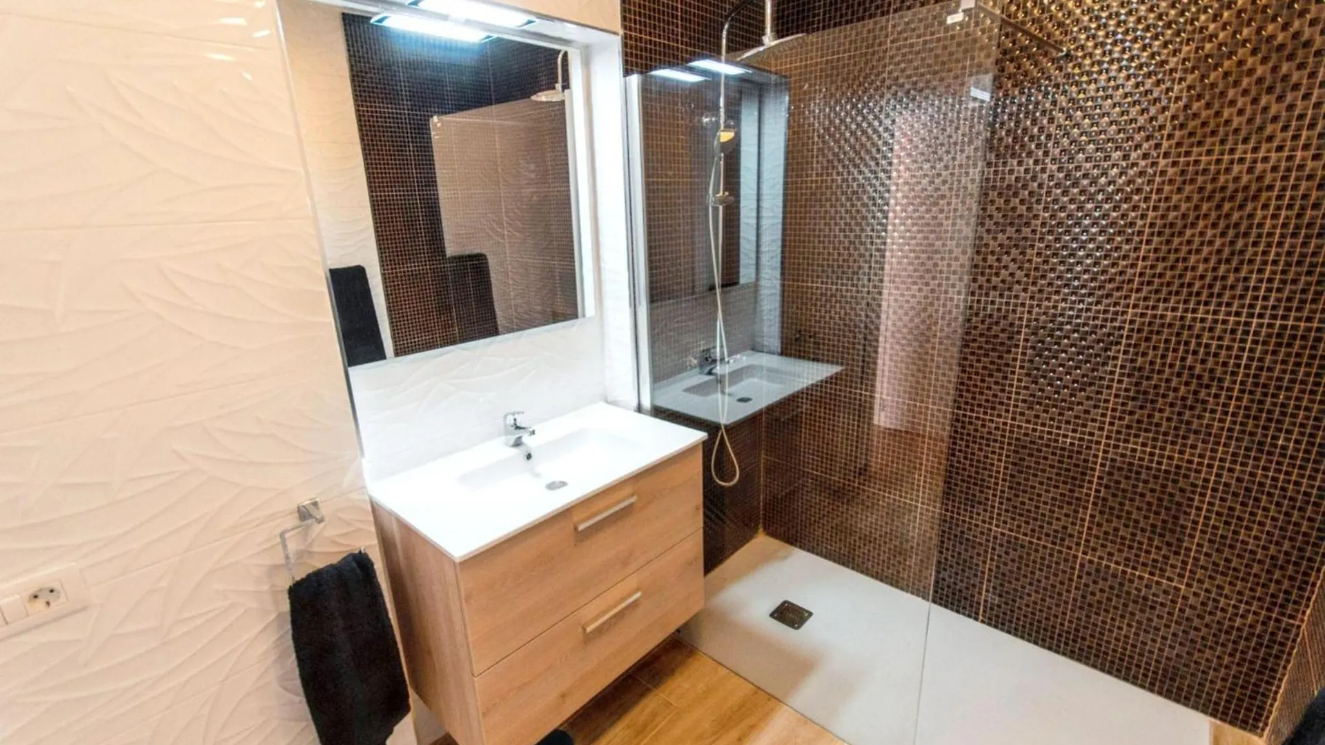 Beachside Oasis: 2-Bedroom Apartment with Pool & Wi-Fi Playa de las Americas